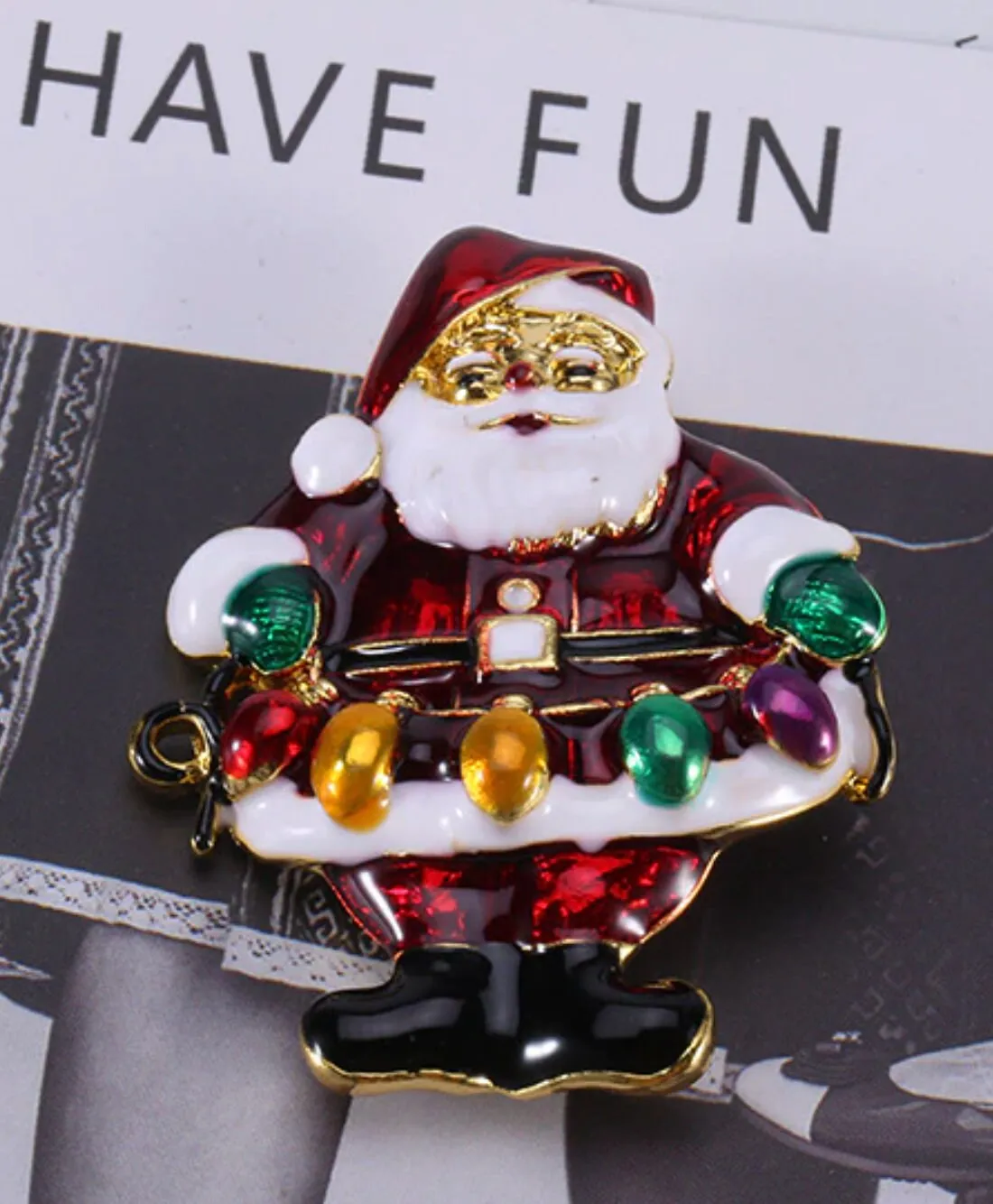 Santa Claus XMas Brooch Vintage look Gold plated broach Celebrity Queen pin i24